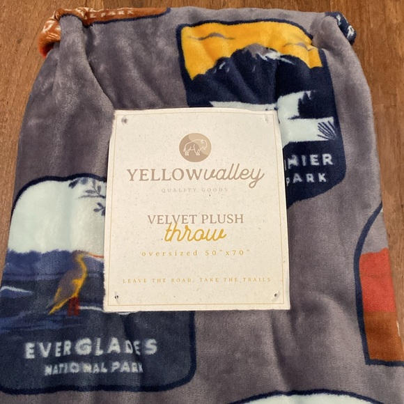 National Parks Plush Throw Blanket NEW Grey - Picture 2 of 6